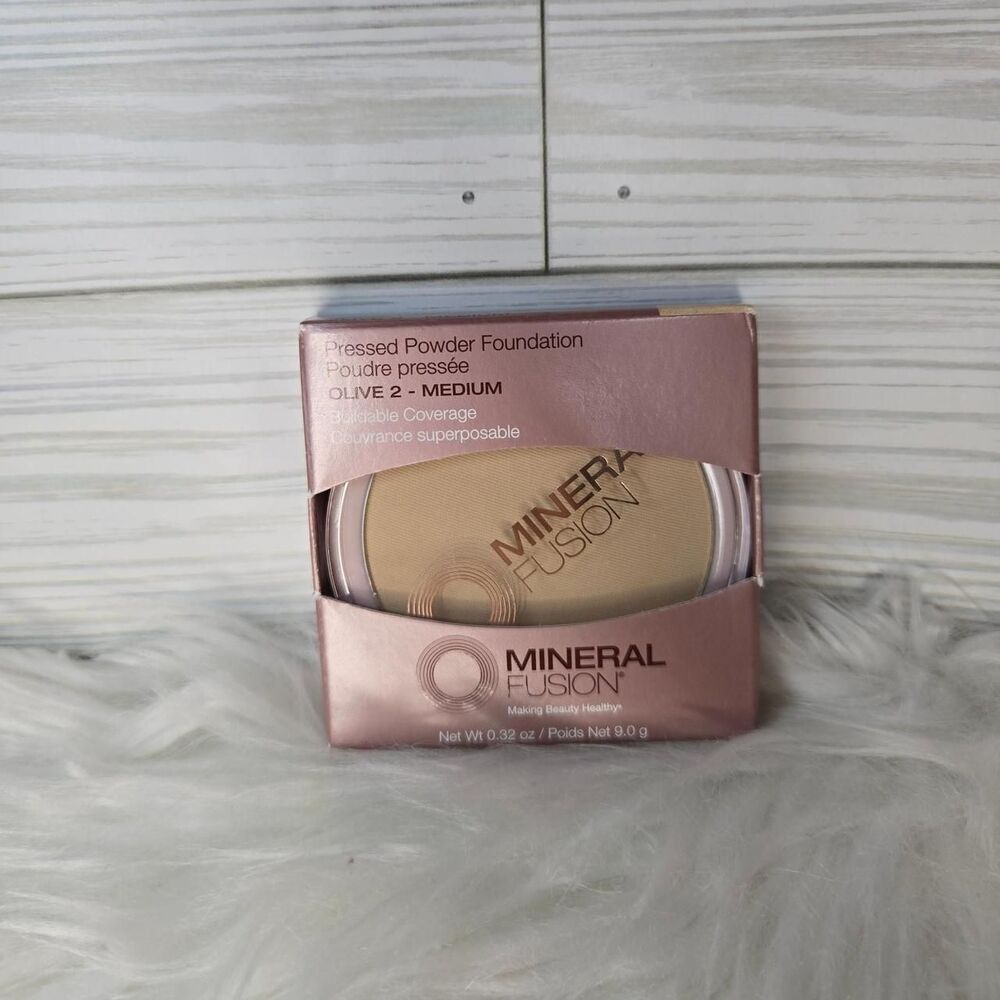 Mineral Fusion Pressed Powder Foundation in Olive 2
